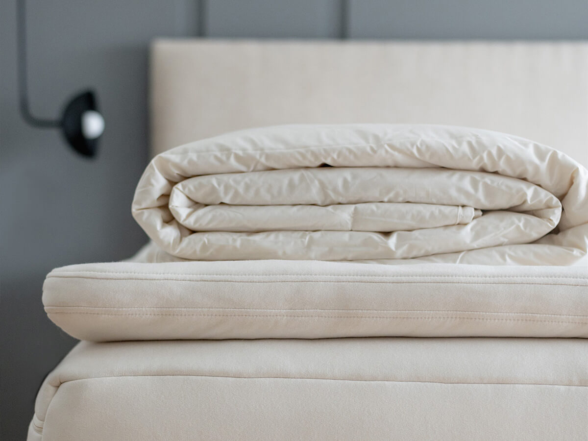 Lightweight organic comforter