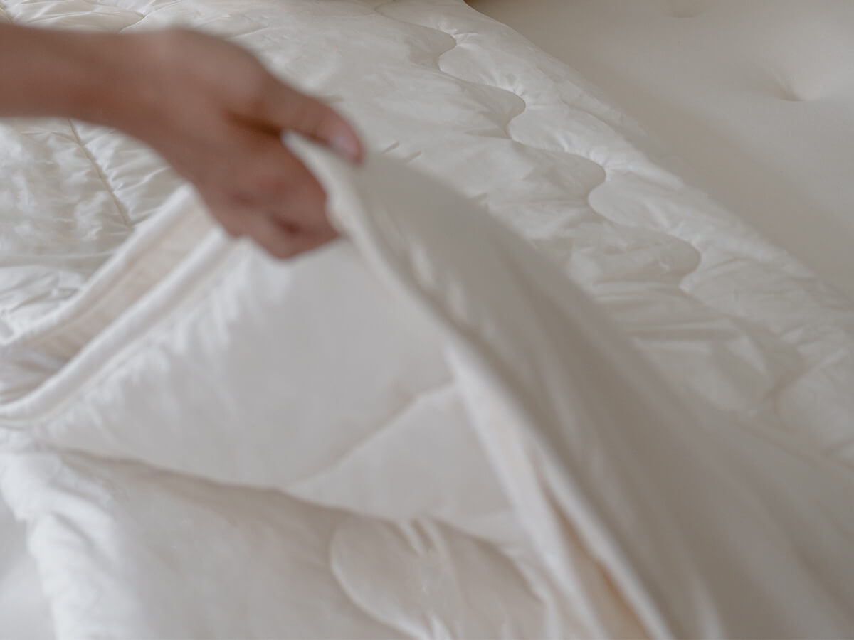 Lightweight organic comforter